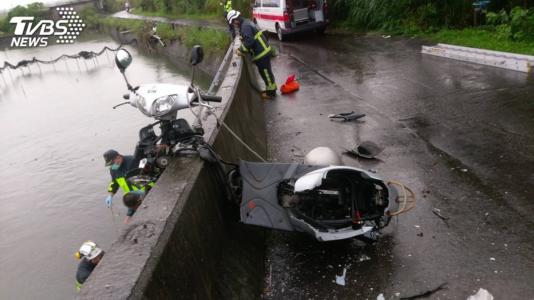 騎車自撞堤防護欄「車頭車身分離」 男子彈飛跌河中