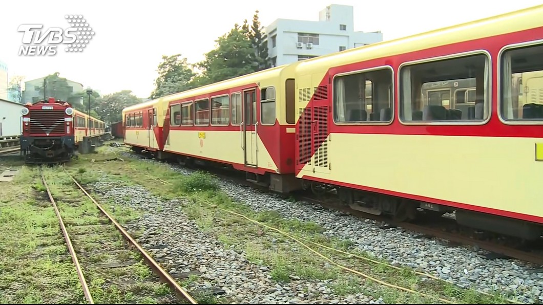 丟臉！母子3人搭小火車橫躺整排佔位　兒睡到腳跨放扶手