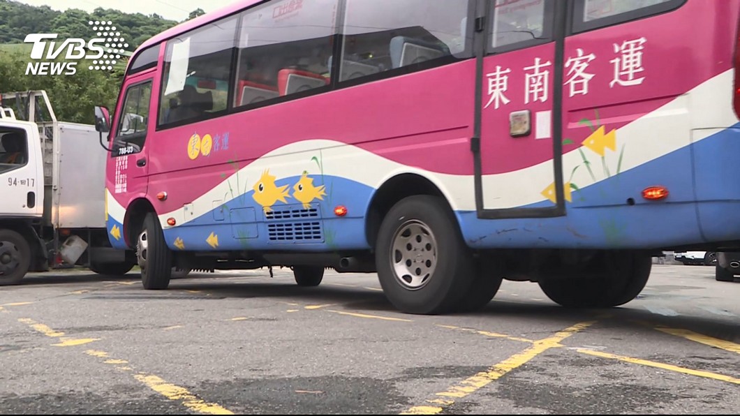不滿遭擋道　公車駕駛揮刀恐嚇乘客嚇傻