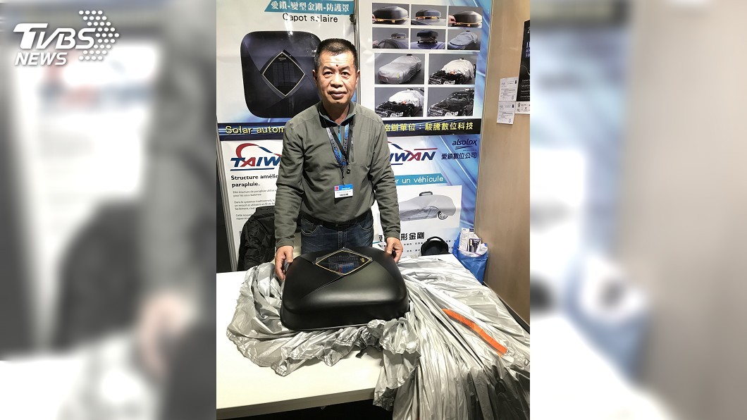 愛鎖數位科技股份有限公司的多功能汽車防護罩在巴黎 雷平發明展獲得金牌,還拿下大巴黎地區首長特別獎。 圖為發明人謝文苑。 圖/中央社