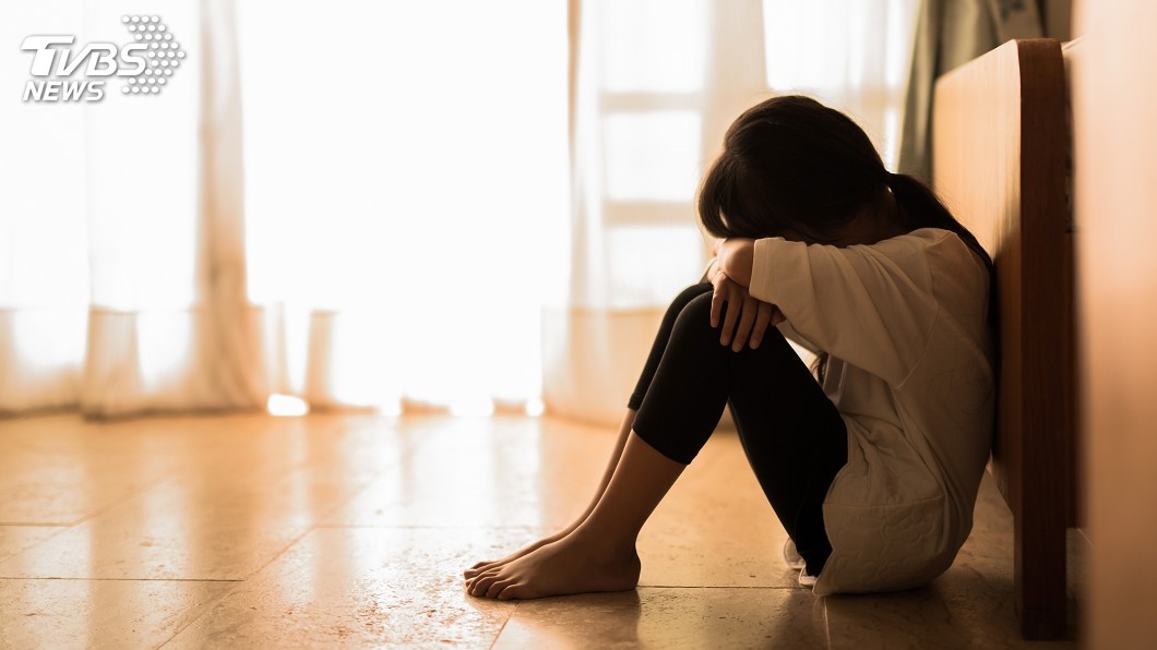 母抱衣服哭 翻到「弟弟睡著照片」才知:為何不過母親節