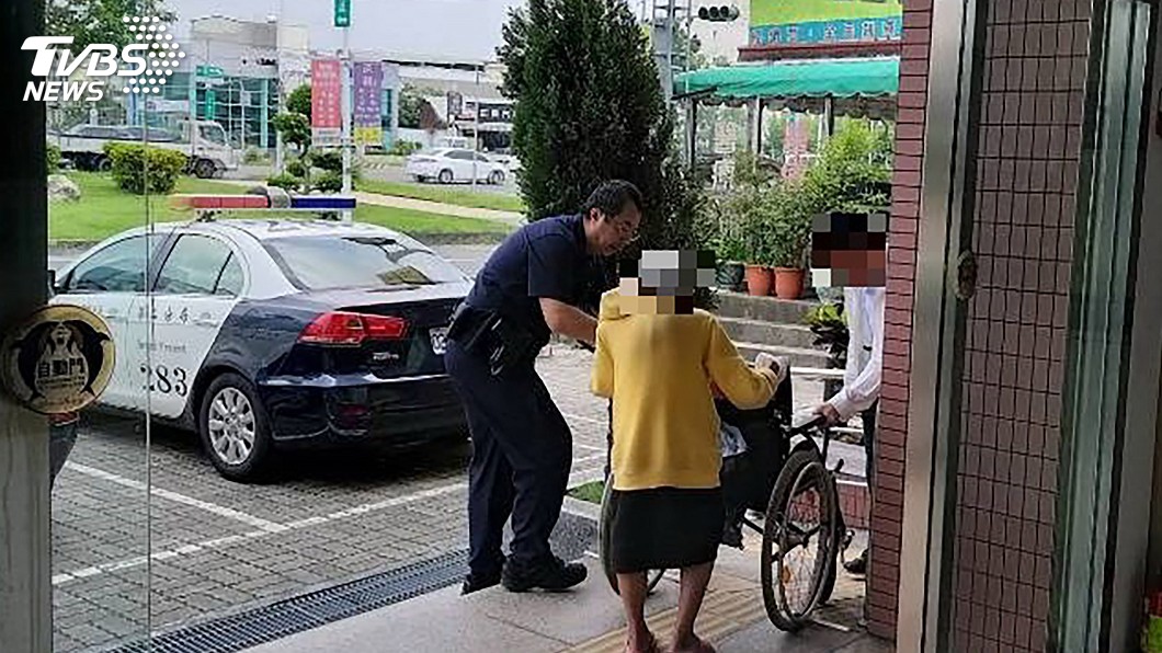 賣口香糖老嫗著急現金短少　暖警自掏腰包解難