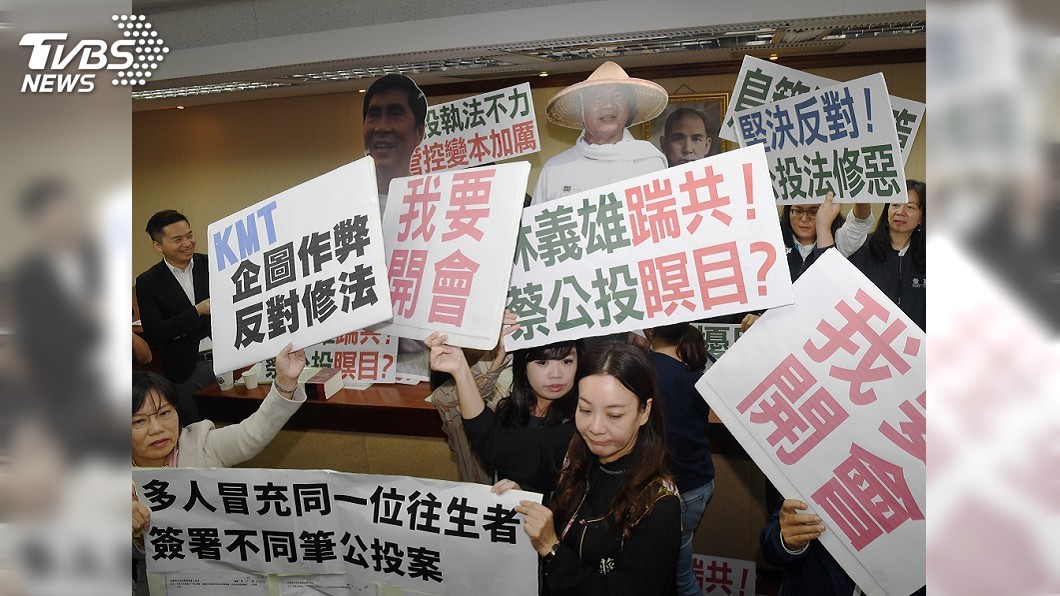 藍委清晨突襲搶佔主席台 立院審查公投法又停擺