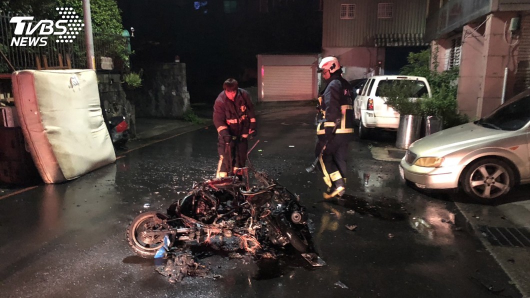 林口街頭凌晨傳紛爭 2機車遭當街焚毀