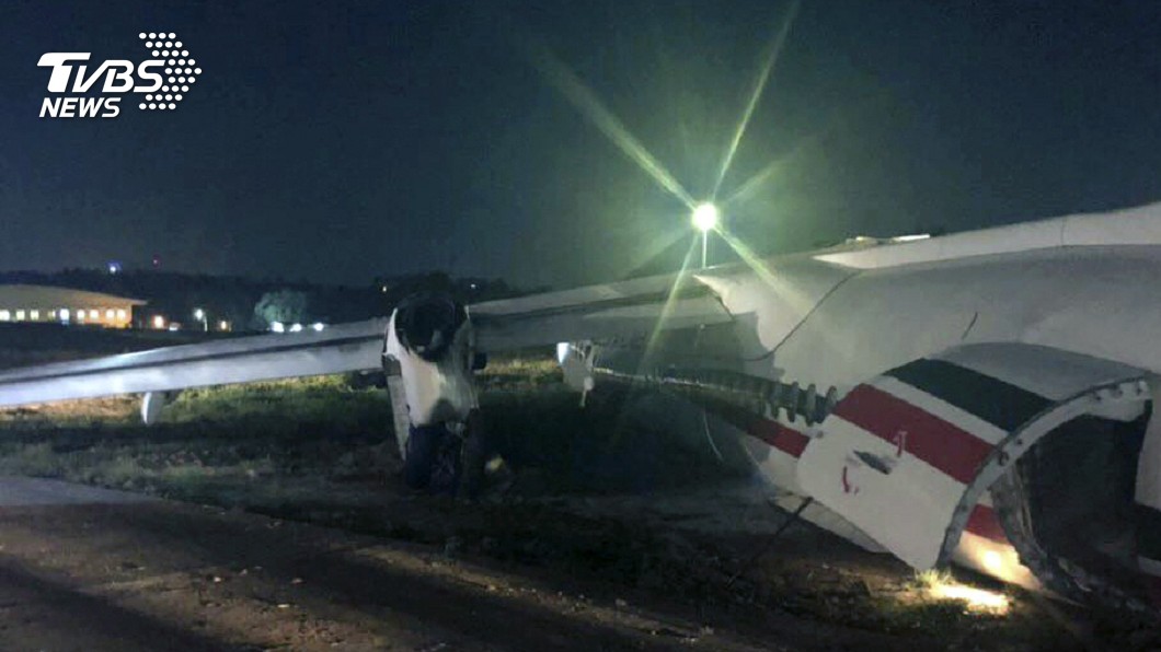 降落滑出跑道 孟加拉航空飛機斷三截