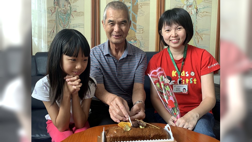 兒子家暴、妻罹精神疾病… 7旬老翁代母職無怨無悔