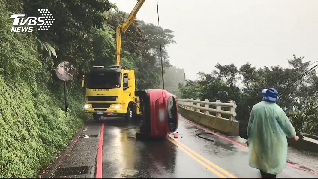 會車意外!九份轎車翻覆 4日客輕微擦傷