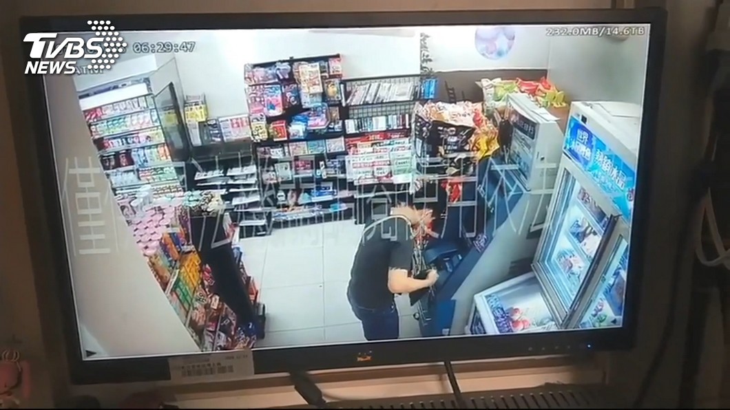ATM領錢竟掉槍！警守株待兔　圍捕槍嫌
