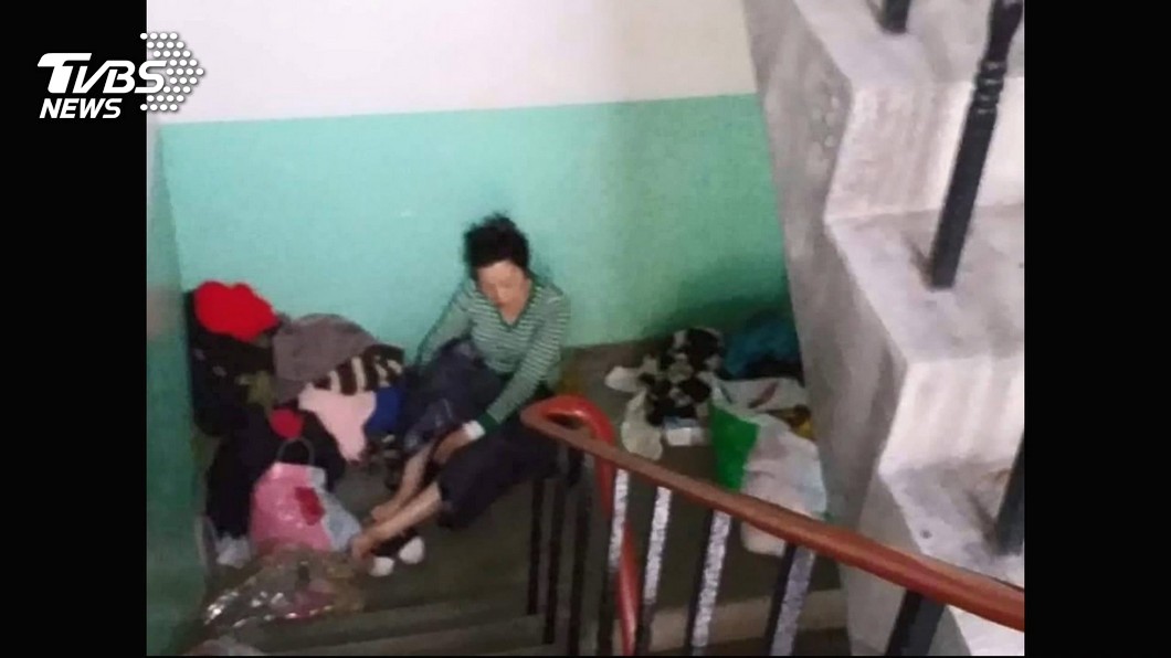 七旬嬤睡樓梯間 女控母好賭 母喊棄養