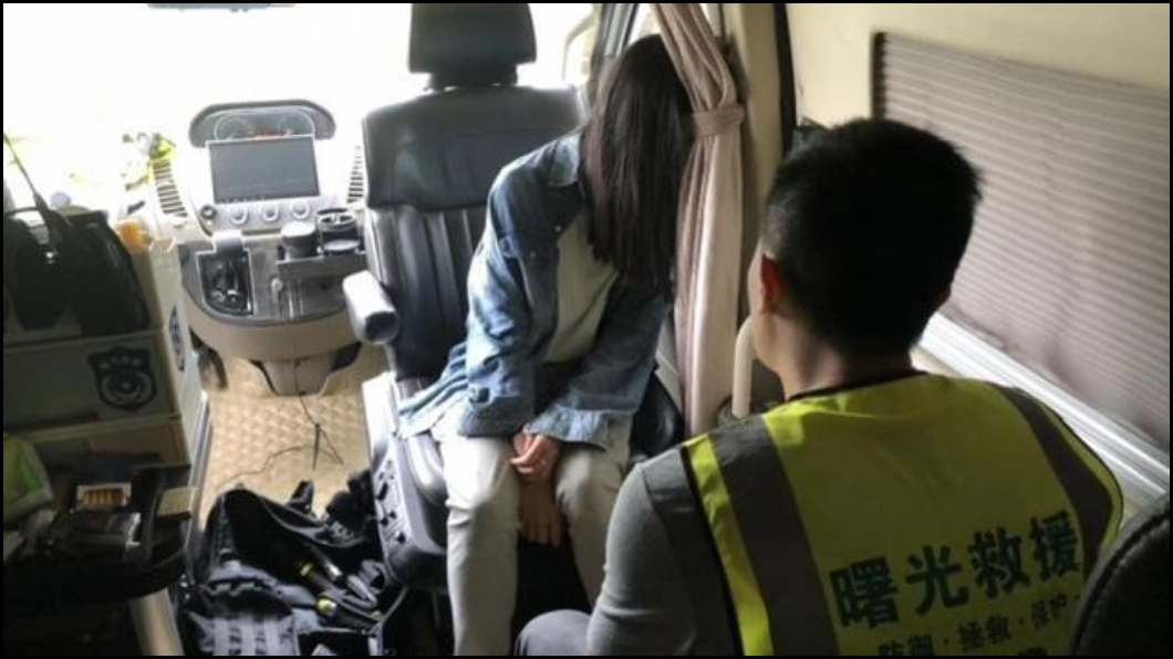 石春梅妹妹看到姊姊遺體時,崩潰大哭。圖/翻攝微博