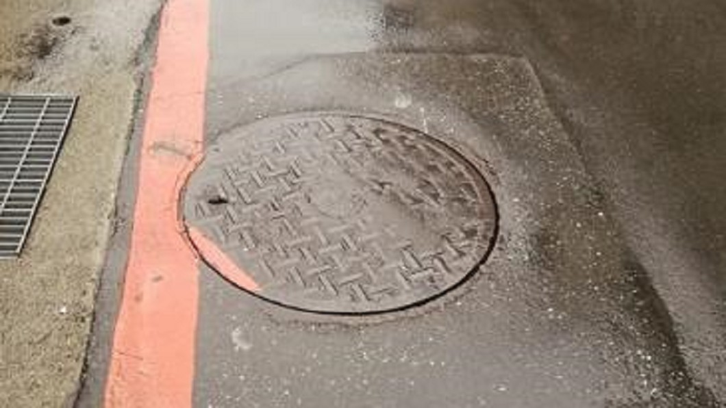 強迫症發作…水溝蓋總歪不對齊 網友解答揭真相