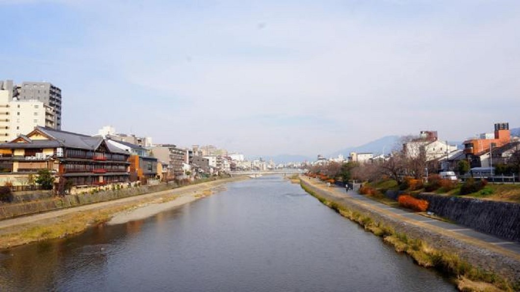 日本打卡景點-京都鴨川納涼床。（圖／Tripbaa趣吧！亞洲自由行專家）