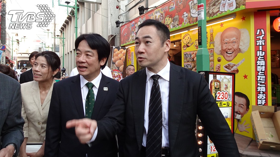 賴清德與日財務副大臣，受日人熱情打招呼。圖／中央社