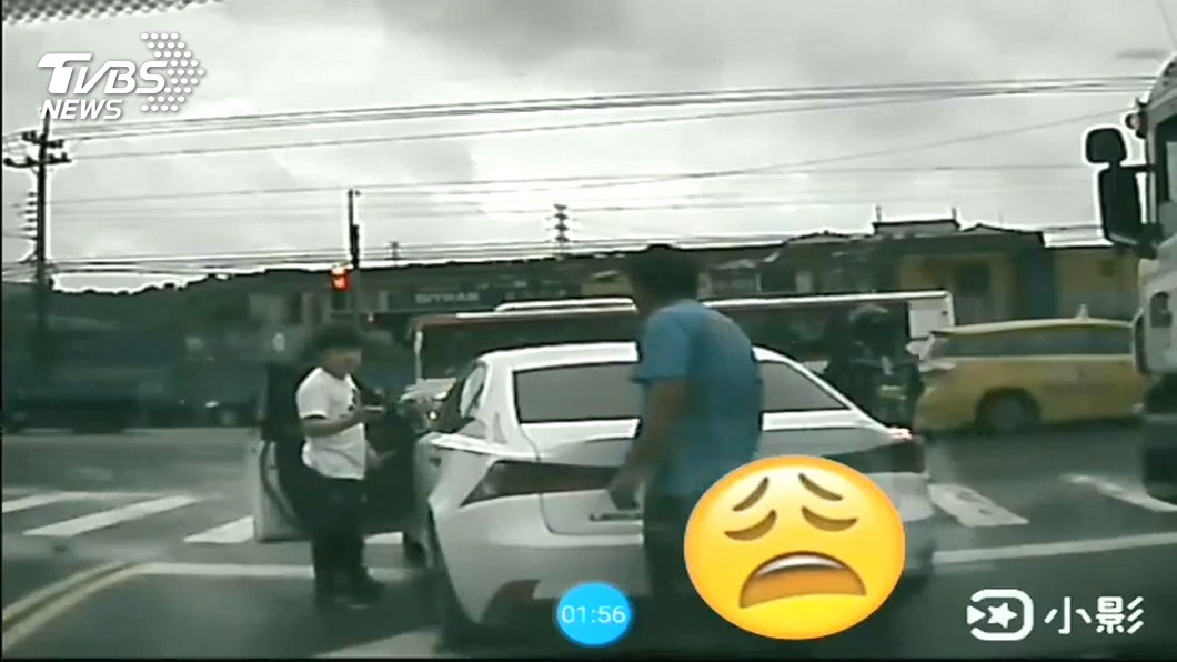 不滿喇叭聲不斷催促 大貨車駕駛怒動粗!
