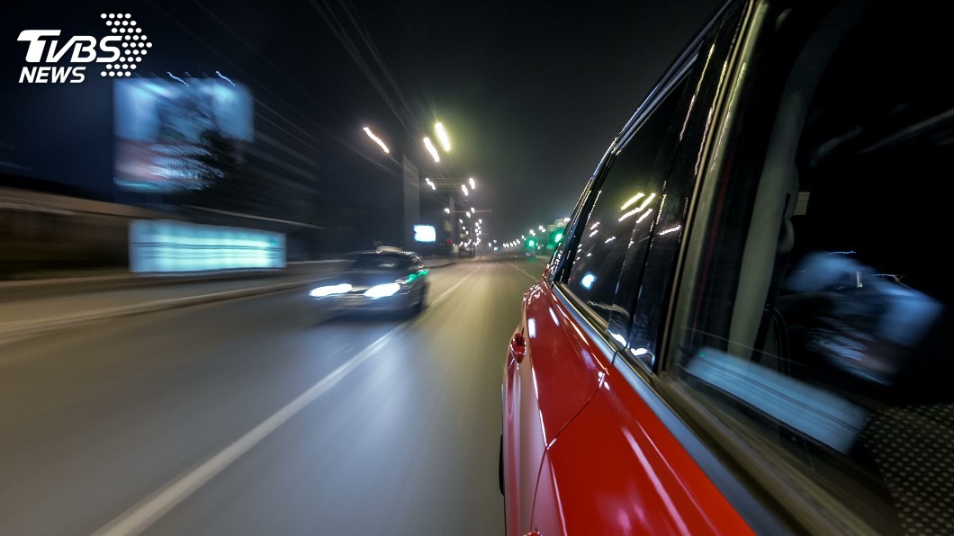 小孩險遭抱走！女趁紅燈「強拉車門狂拍窗」