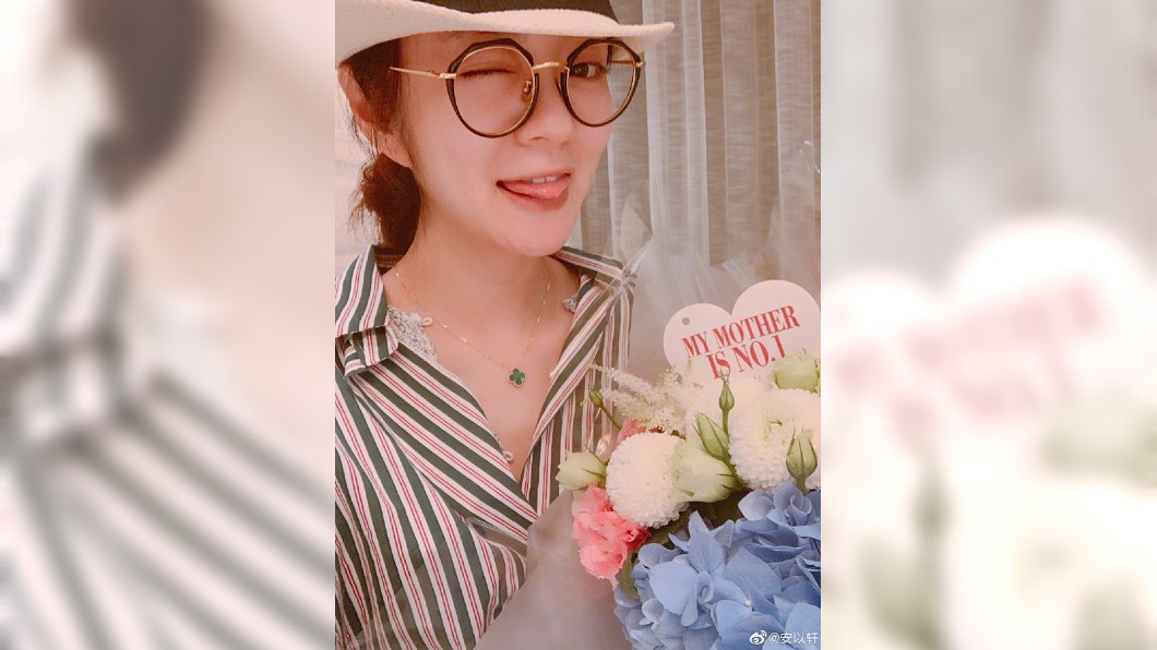 安以軒的第1個母親節花束是老公替孩子66送的。圖/翻攝安以軒微博