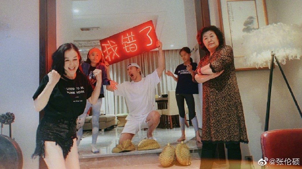張倫碩跪榴槤道歉,並舉著「我錯了」燈牌。圖/翻攝張倫碩微博