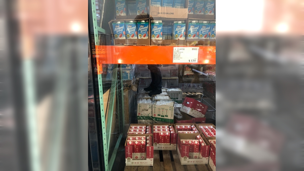 好市多員工義美茶飲用腳踩 網:好髒好噁心