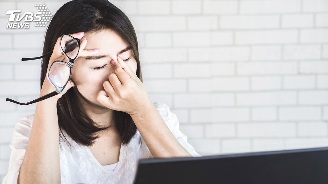 總覺得電腦螢幕擦不乾淨 原因竟是網膜格子狀病變