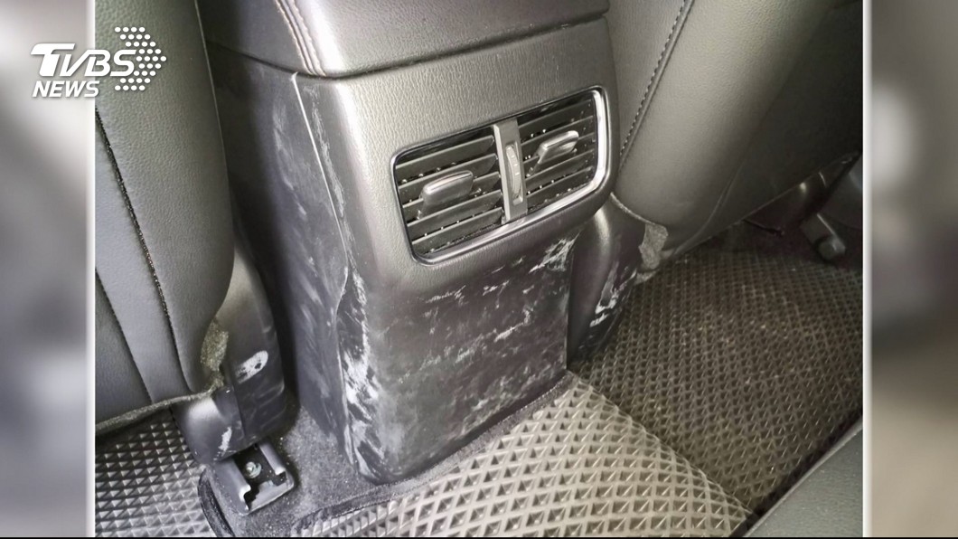 網友的愛車內裝進水,加上剛好都沒有出太陽可曝曬,出現令人難受的霉味。(圖片來源/TVBS)