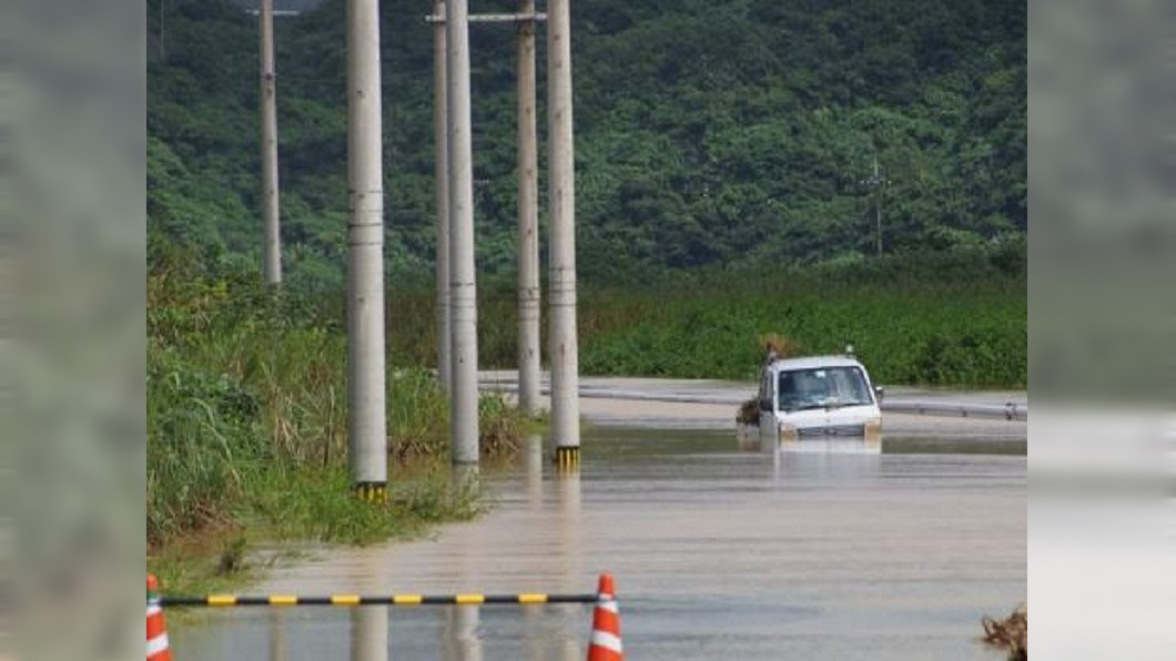 梅雨鋒面加低氣壓 與那國島大雨不停