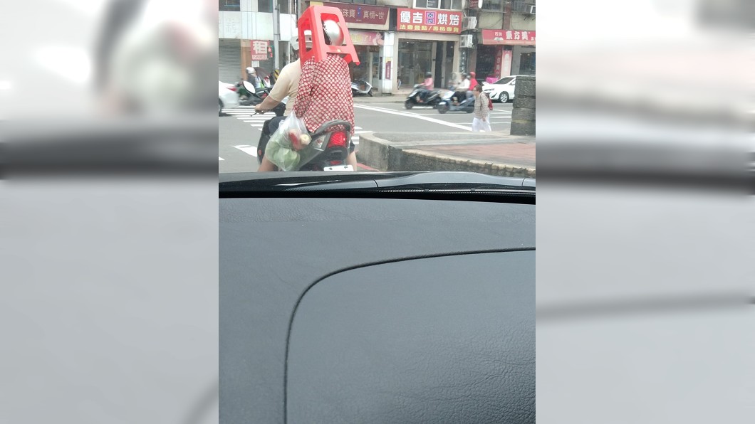 頭戴安全帽頂塑膠椅…阿嬤被載過大街　網：有練鐵頭功喔