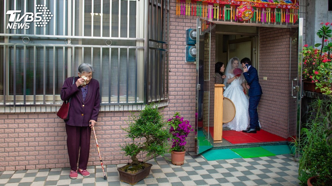 不捨孫女出嫁…9旬嬤躲在門外拭淚 網爆淚:想阿嬤了