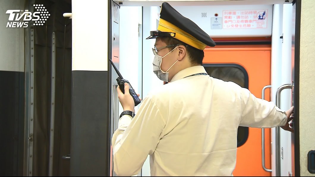 暖哭!人妻搭夜車急充電 列車長冷淡轉身2分鐘後神救援