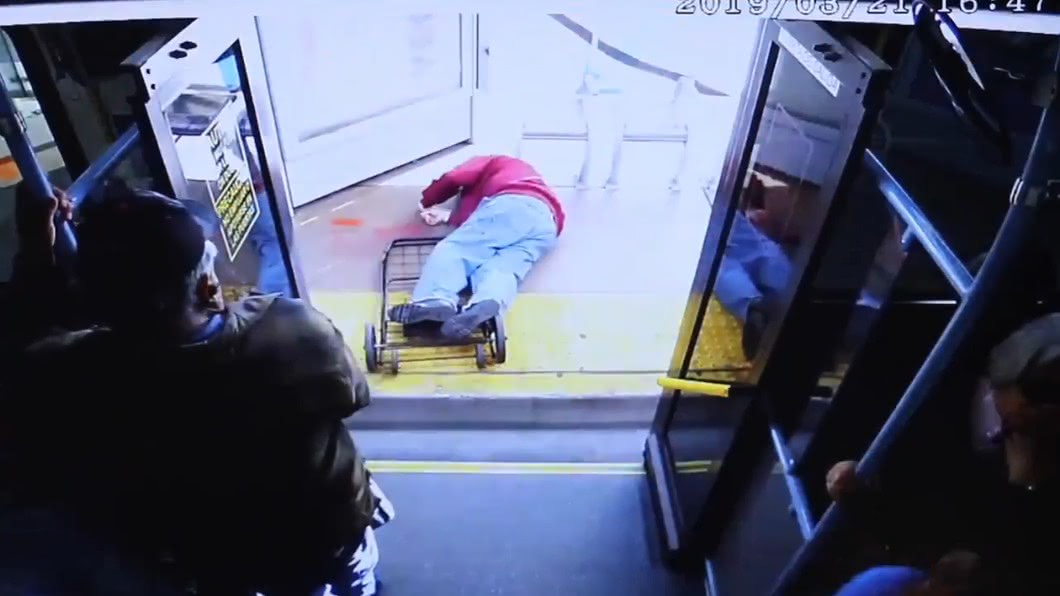 女公車咆哮遭勸「對人好一點」 竟推7旬翁下車害喪命