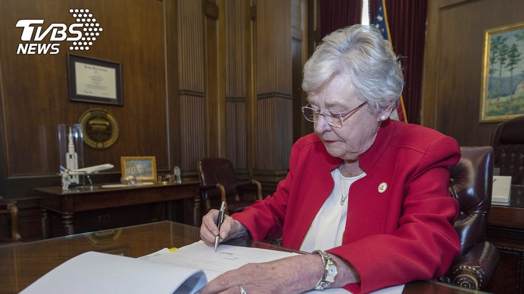 阿拉巴馬州長伊佛(Kay Ivey)昨(15)日簽署該法案。圖／達志影像美聯社