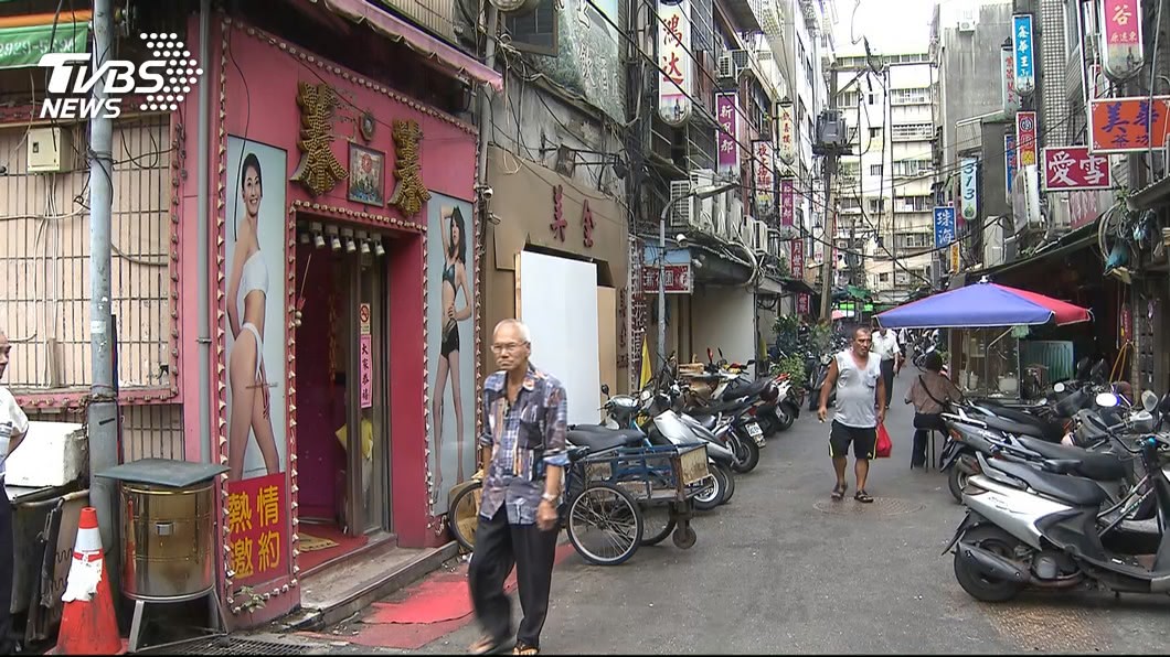 吳沛憶批警掃黃只顧滑手機 基層怒:那是警用載具