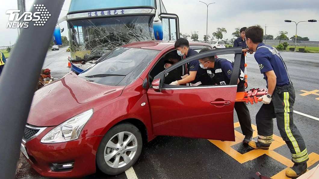 嘉義高鐵大道遊覽車轎車碰撞 2女輕傷