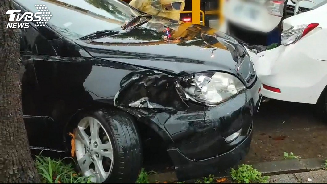 天雨釀禍 轎車連撞4路邊停車 全得賠