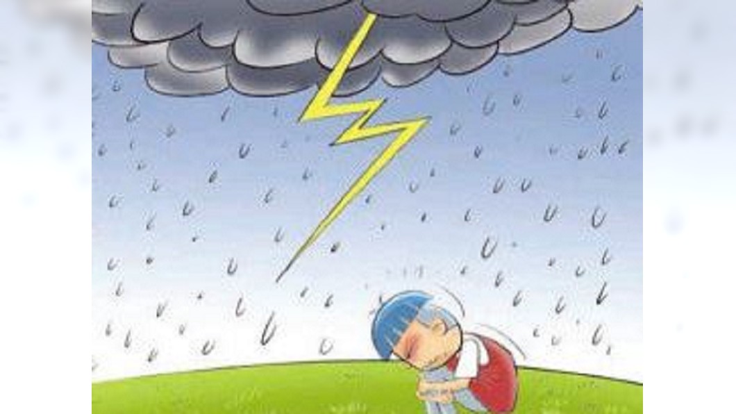 日本變天雷電交加 靠腳尖蹲下可防雷擊