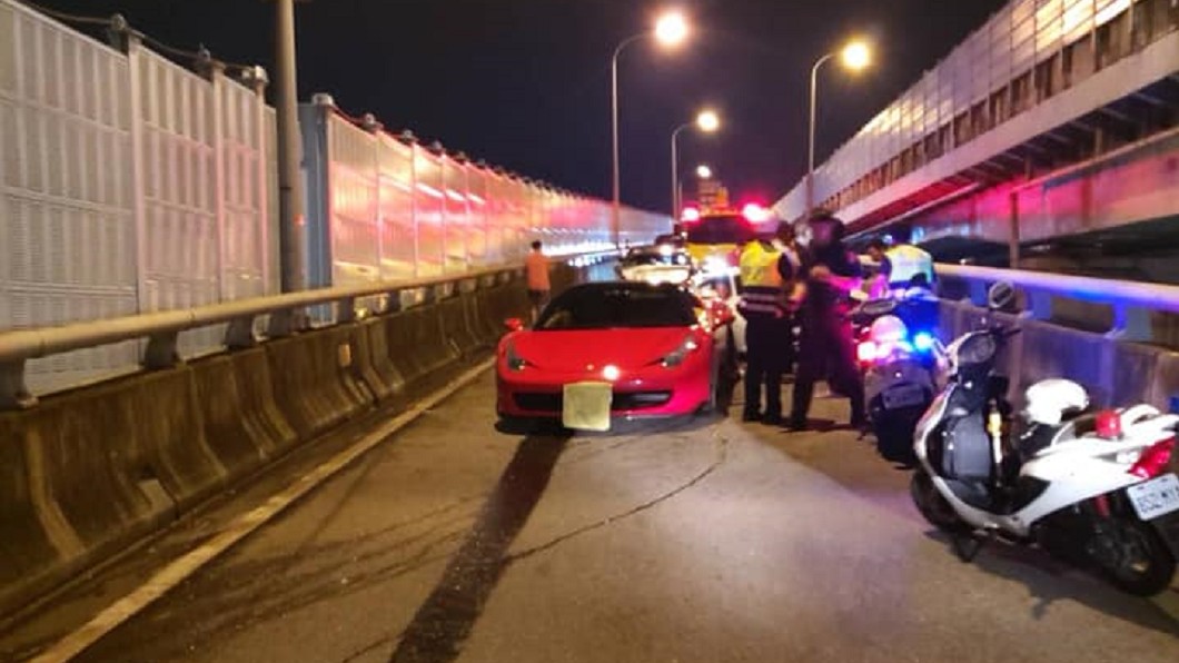 台64線超貴車禍！BMW追撞法拉利、小牛　畫面曝光