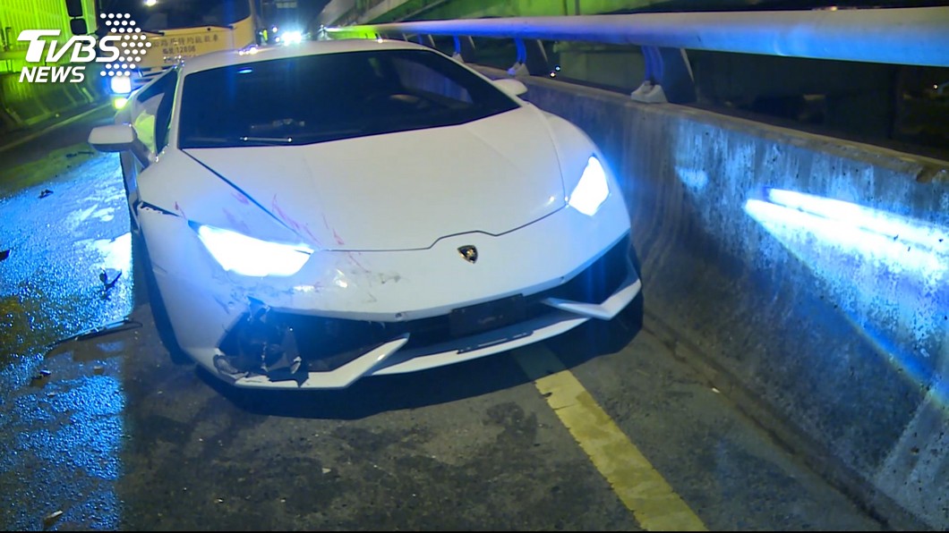 未注意車前狀況 駕駛衝撞小牛、法拉利