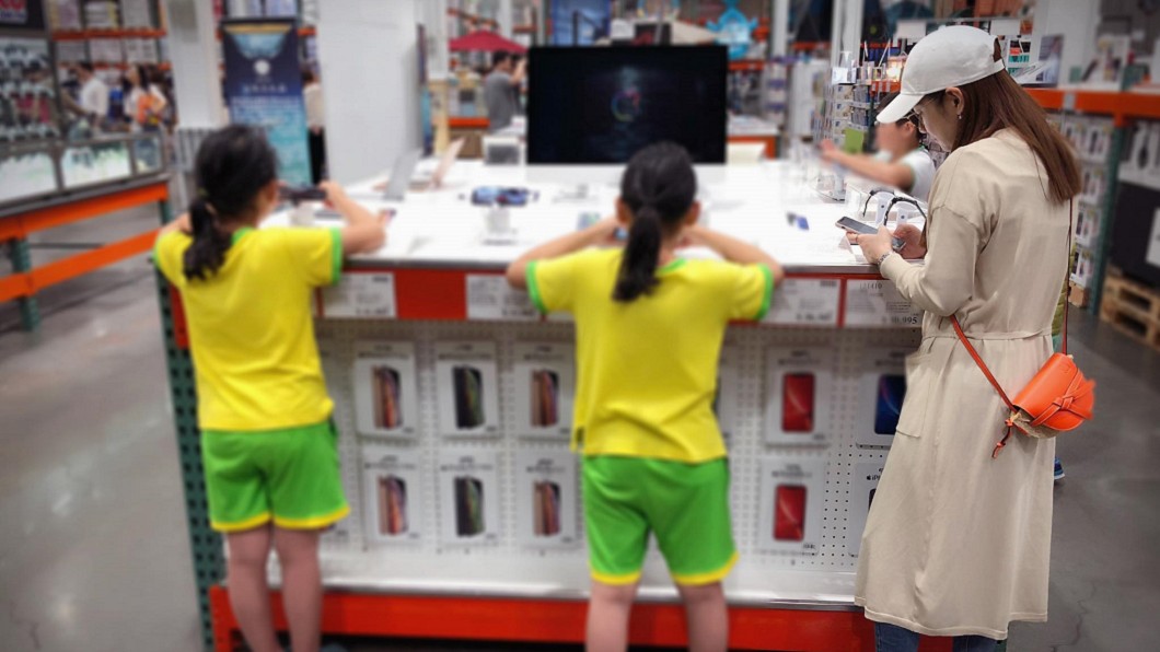天團女神0偽裝逛賣場 路人只顧滑手機…沒發現