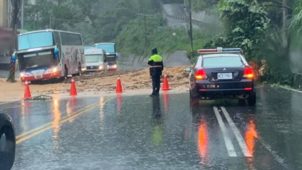 雨炸南投！暨南大學外爆土石流　「黃泥淹路」人車受困