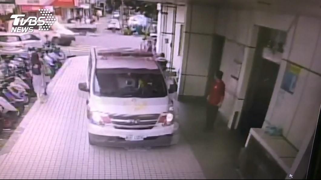 死者有詐欺前科　遭仇家店內追趕射殺