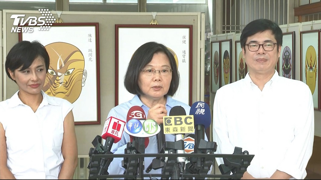 總統蔡英文(中)今日到高雄參拜，被問及北高市長近日發言。圖／TVBS