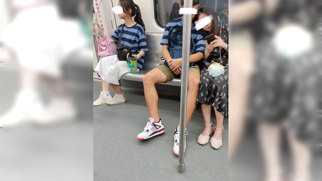 神撞衫！男友與陌生女穿「情侶裝」　慘變三人行