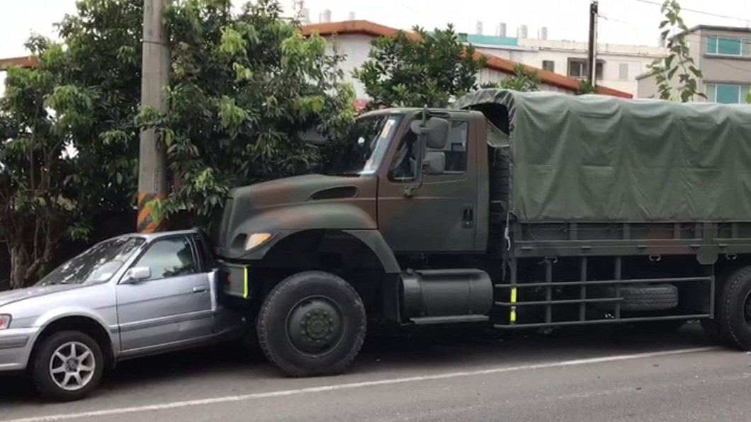 軍用卡車擦撞8輛汽車　警方調查無人傷亡