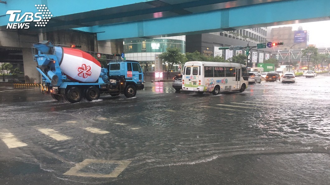 機場捷運A8站前積水　車流緩慢交通受影響