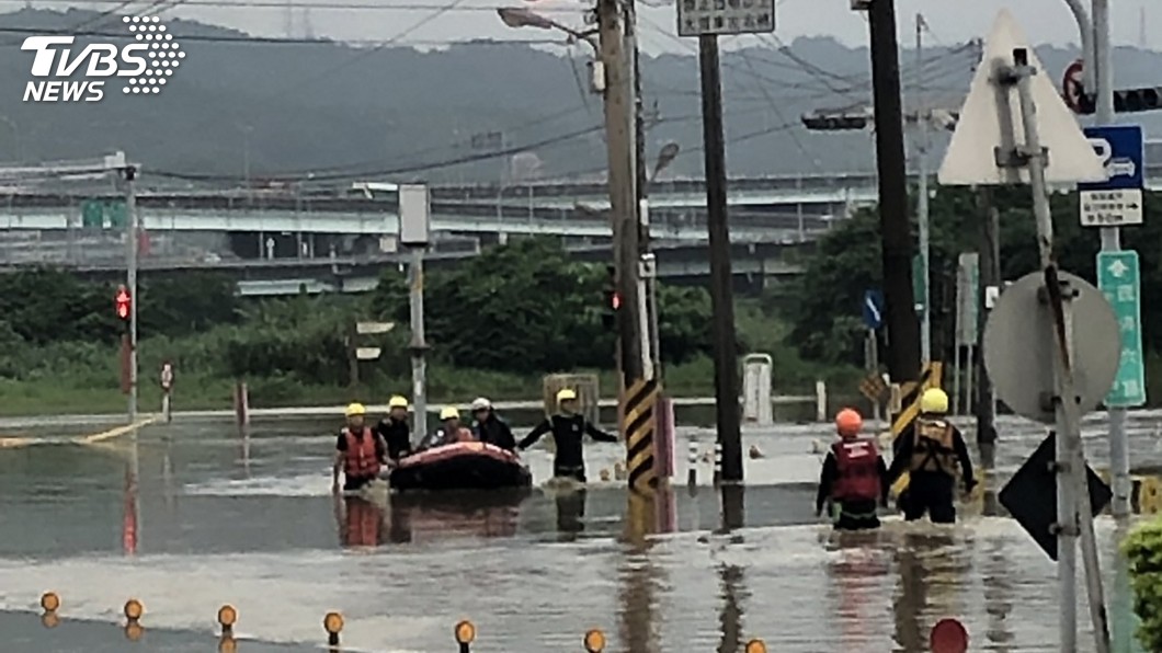 新北大雨五股區淹水 警消橡皮艇助6人脫困