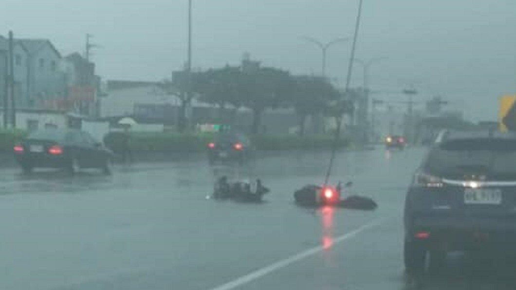 豪雨連炸2小時!台中騎士遭「高壓電擊」 水淹到臀部