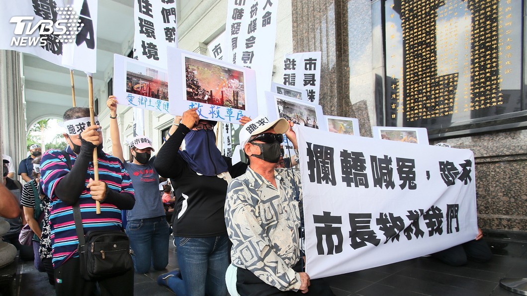 農地變廢五金拆除廠 高雄大寮居民下跪陳情