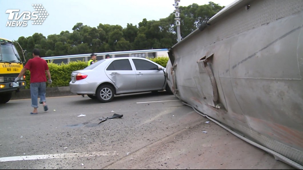 疑煞車失靈轉彎避難　槽車翻覆頭身分離