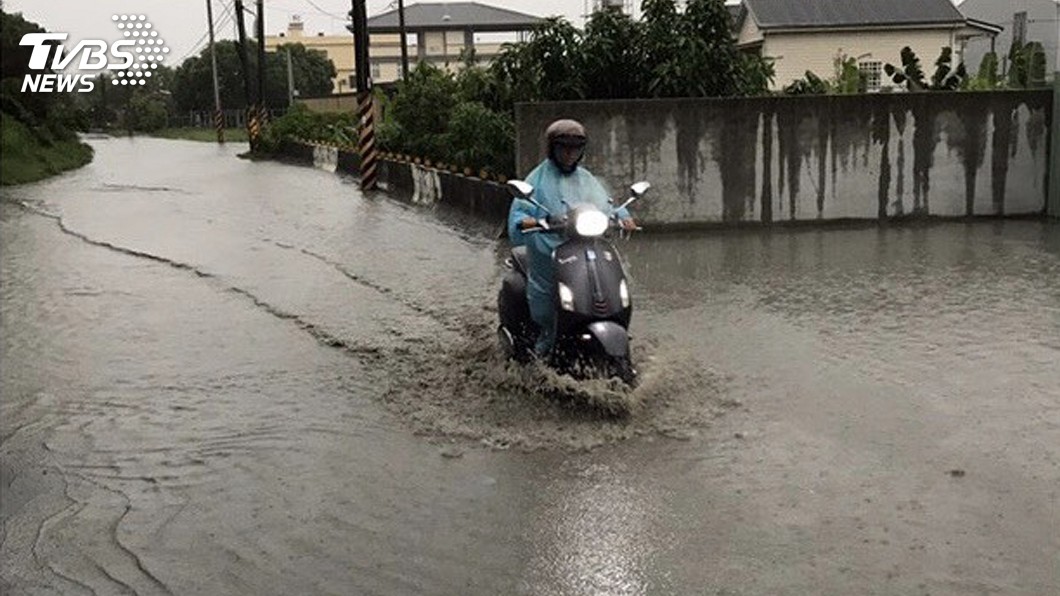 機車族雨天注意! 水深超過輪胎1/3就別涉水