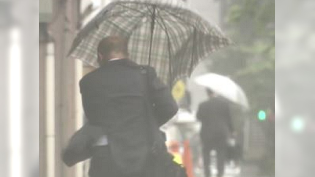 鋒面加暖濕空氣　換日本關東地區強風大雨