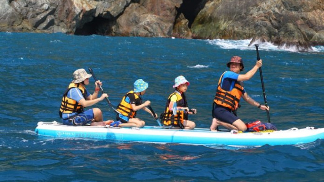 夏日熱搜水上活動-宜蘭烏岩角巨型SUP體驗。(圖/Tripbaa趣吧!亞洲自由行專家)